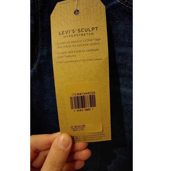 Levi's Women's Classic Dark Wash Skinny Jeans - Picture 3 of 4